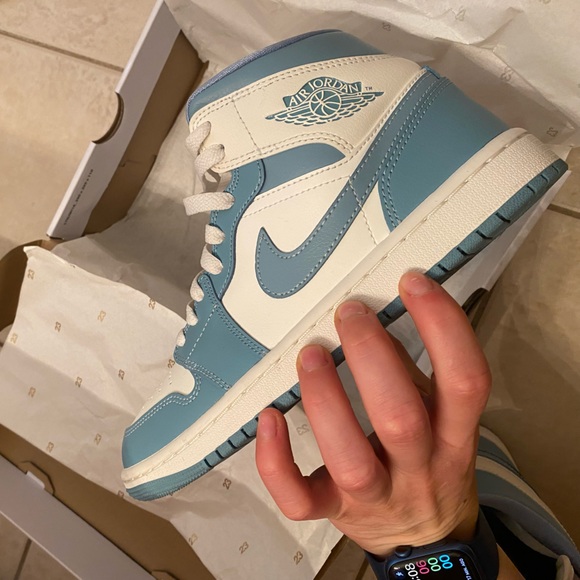 Women Air Jordan 1 mid - Picture 7 of 8